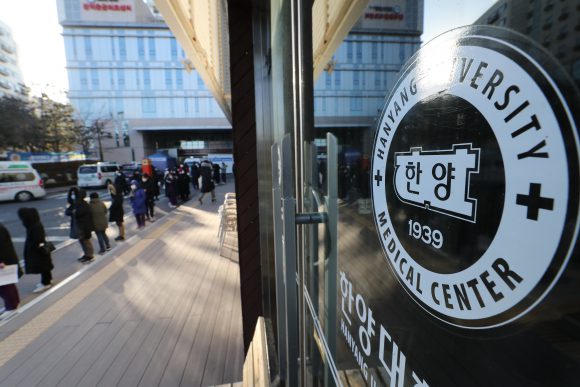 서울 한양대병원서 코로나19 집단감염 발생…”현재까지 23명”