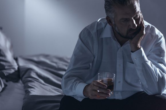 남자의 고독...술·담배만큼 암 위험 높여 (연구)