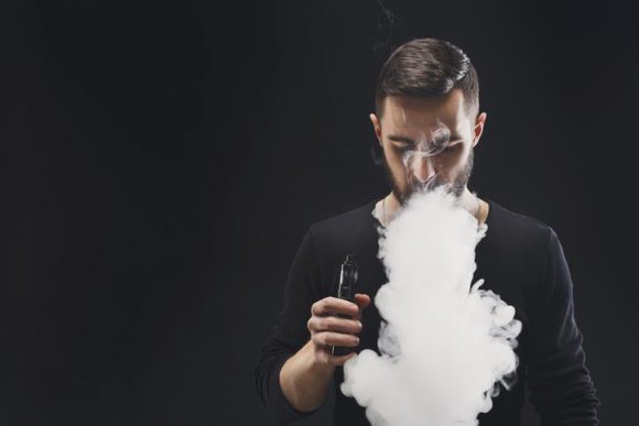 담배 연기에 시력도 훅… ‘실명’ 부르는 황반변성
