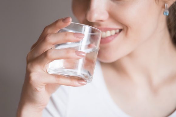 “물 많이 마시면 피부에 좋다?” 피부 건강 속설 4
