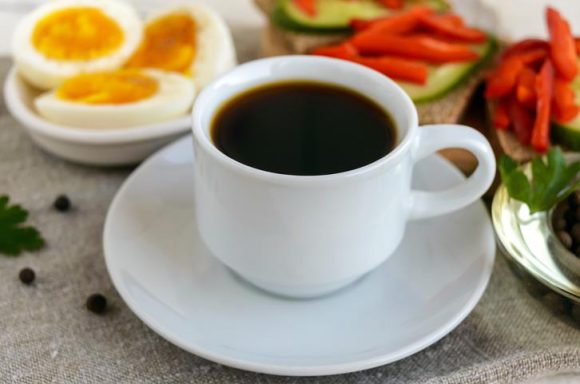 건강한 ‘아침 식사’로 커피 한 잔과 삶은 달걀