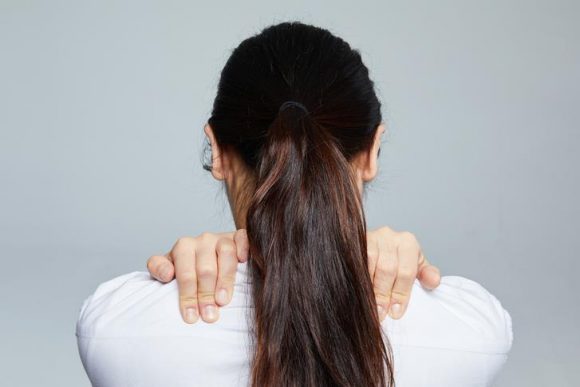 어깨 통증… 오십견 유발하는 질환, 대처법