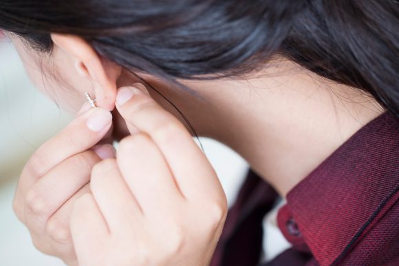 귀 뚫은 곳 고름, 붓기… 부작용 대처법