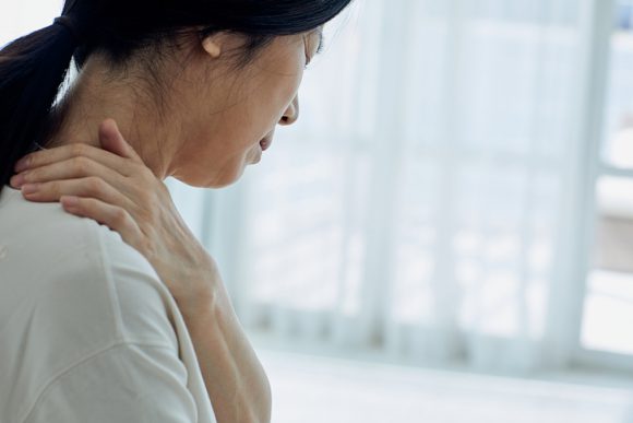 겨울철 심해지는 어깨 질환…증상과 예방법