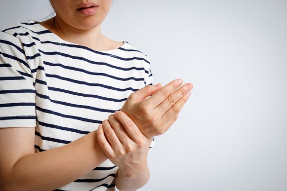 ﻿욱신욱신 통증 유발… ‘손목 건초염’ 예방하려면