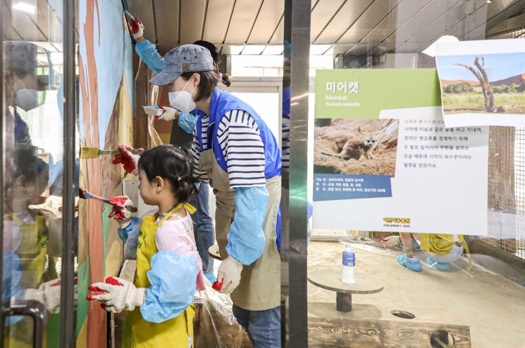 동아제약, 멸종동물 보호 ‘SAVE 2 SAVE’ 캠페인…벽화 그리기 자원봉사
