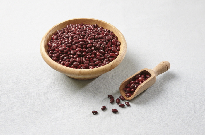 ‘Clean the blood vessels’ of middle-aged people.  What are the components of beans?