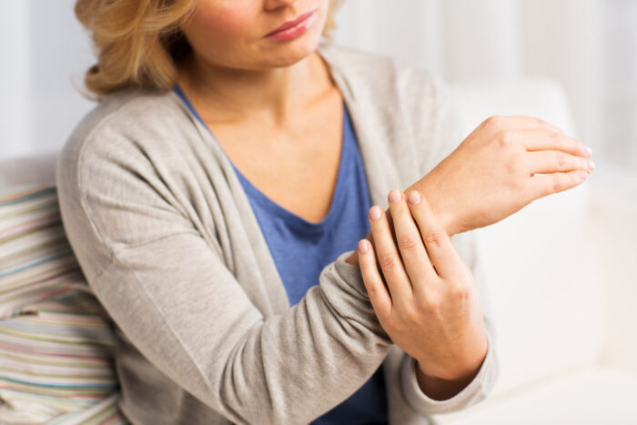 손목 통증 방치하면 위험한 이유는?