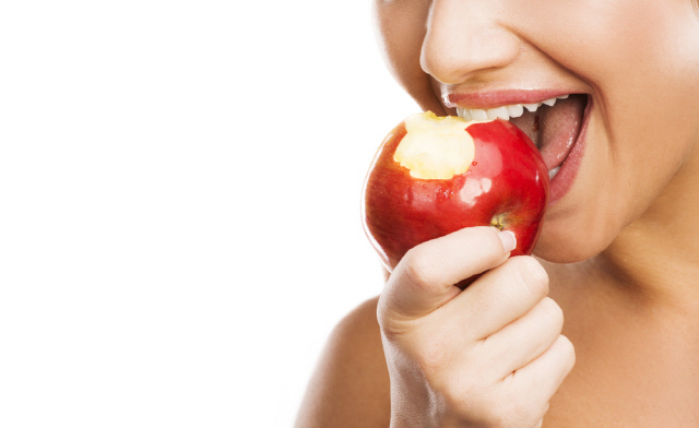 “The Health Benefits and Risks of Eating Apples: From Blood Purification to Blood Sugar”