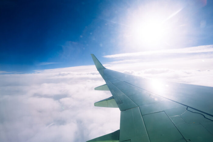 하늘 위 비행기 창문으로 자외선 얼마나 들어올까?