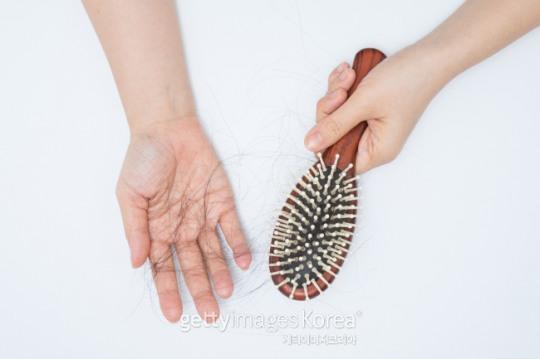 중년 여성의 무성한 모발, 머리 감을 때 이렇게?