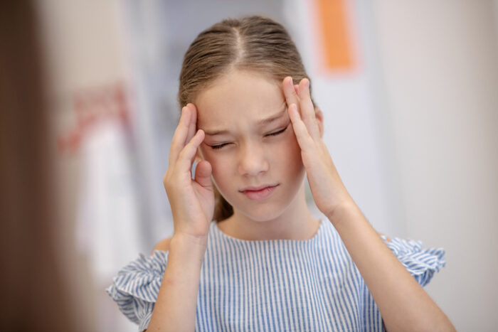 ‘아이가 머리 붙잡을 정도의 두통… 뇌출혈 위험 신호