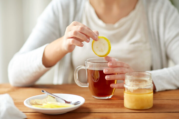낮에는 약과 따뜻한 차, 밤에는 꿀과 가습기… 기침 완화 방법 10
