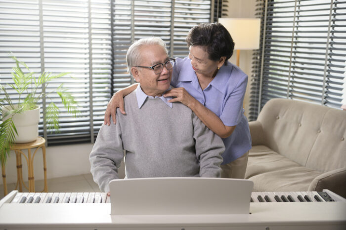 할아버지와 피아노 가까울 수록…”뇌는 음악을 좋아해”