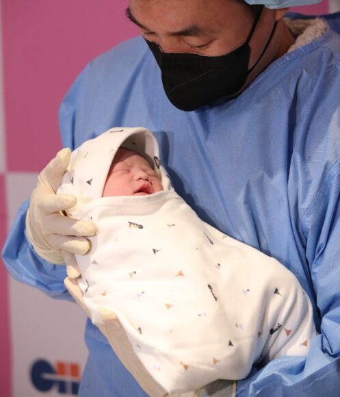2023년 출산율 0.72명…출생아 수도 23만명으로 역대 최저