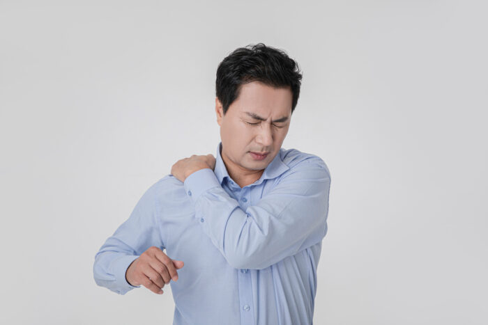 “팔을 위로 들 수가 없네”…어깨 통증 유발하는 질병 3