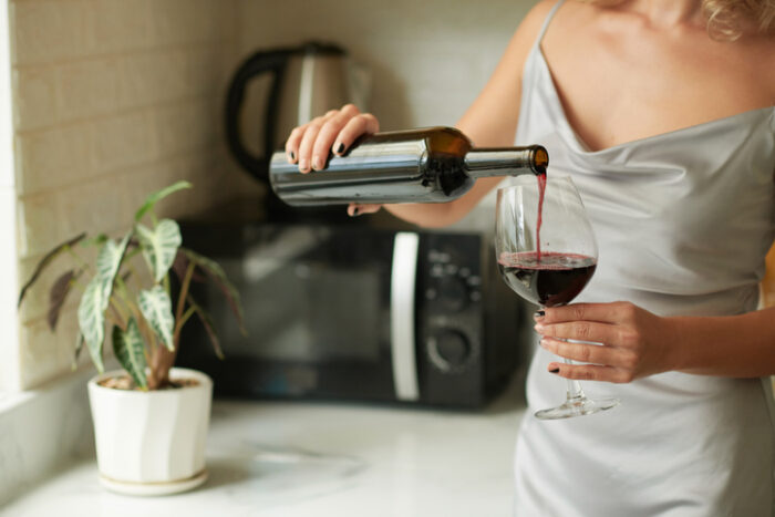 매일 와인 한 잔 마시는 여성, 심장병 위험 45% 높아진다
