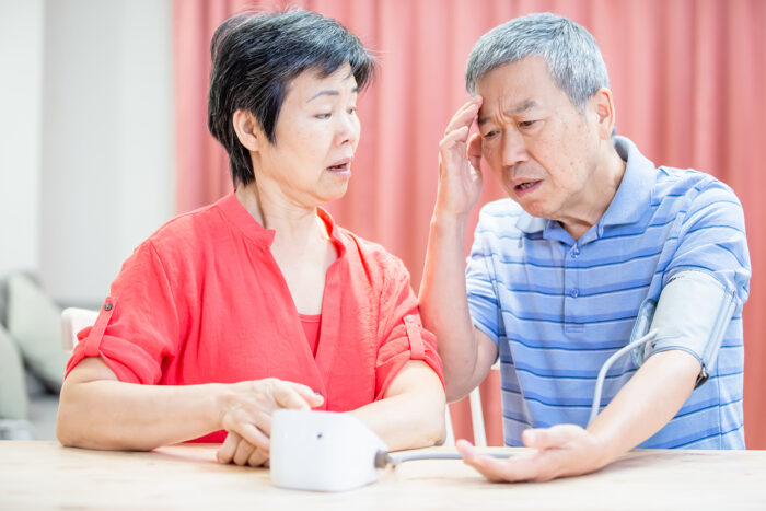 중년에 ‘고혈압’ 너무 많아… 혈압 낮추는 ‘이 습관’ 기억하자!