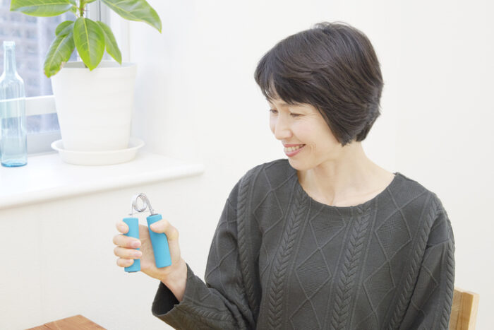 "손 힘 약해지고 행동 더뎌 지는 것도?"...노년기 '이 병' 위험 신호
