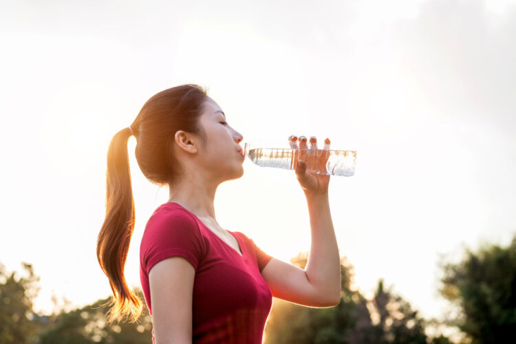 夏のエクササイズ…「顔に水を噴霧しないでください。」