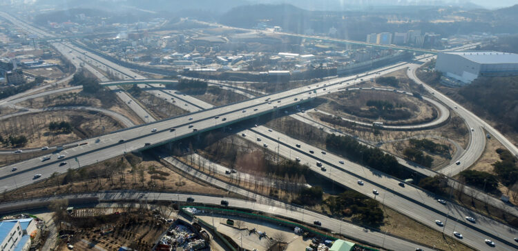 モングニと養魚場を通る高速道路を記念する「道路の日」