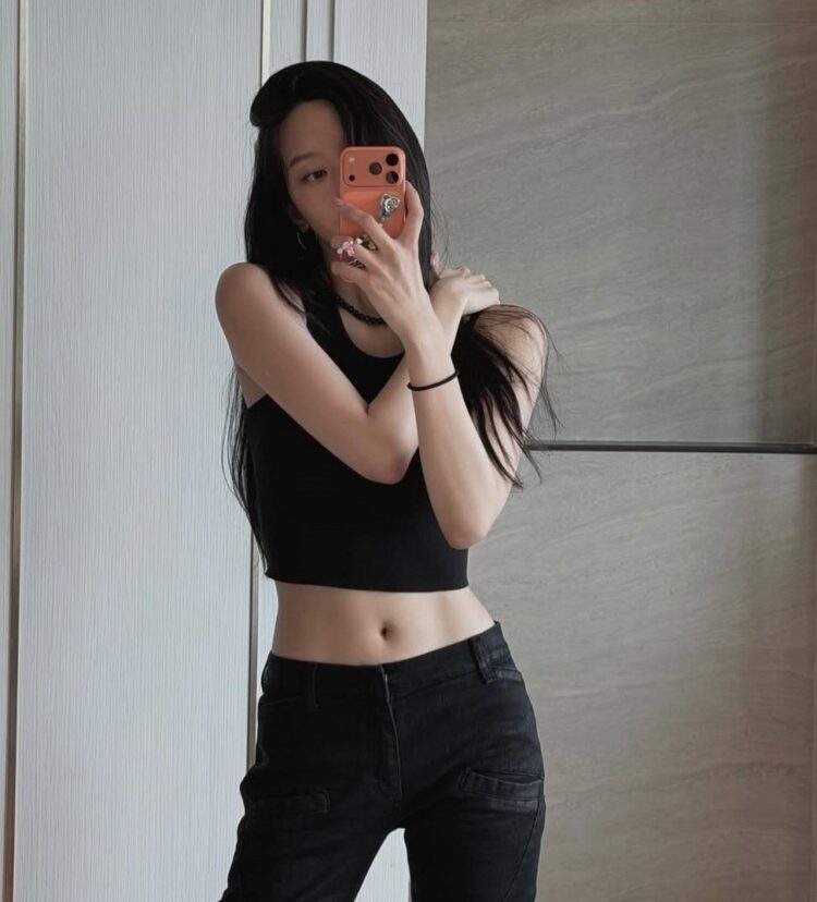 «Diosa de figura esbelta y tonificada»: Mun Ga-young dice que hace «esto» tumbada para eliminar de golpe la grasa rebelde… ¿qué será?