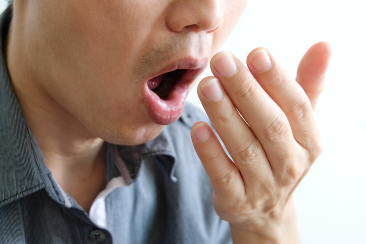 «Me cepillo los dientes a conciencia, ¿por qué entonces?» El motivo por el que en primavera empeora el mal aliento