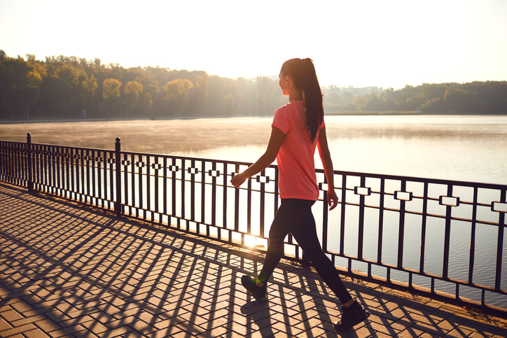 «Camina solo 30 minutos al día»… reduce el riesgo de cáncer de mama en mujeres jóvenes