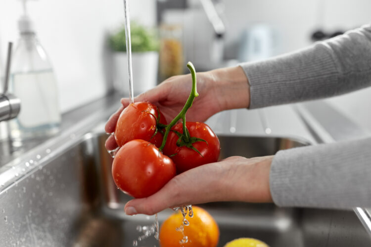¿Quitar el pedúnculo y guardar en la nevera?... ¿Cuál es este ‘hábito’ que hace que los tomates se estropeen enseguida?