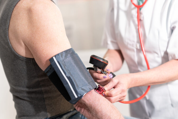 ¿Por qué solo en el hospital me sale la tensión alta…? “La causa es pesarse”: ¿por qué ocurre?