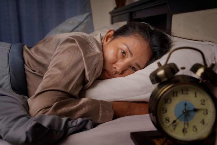 «Estoy cansado, pero ¿por qué no puedo dormir?»… 6 causas inesperadas del insomnio