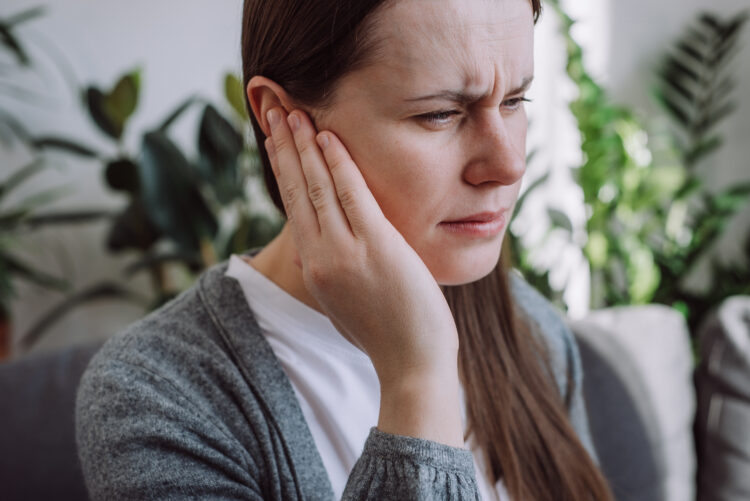 Síntomas de tinnitus con un zumbido «wiiing~» en el oído: es clave un manejo intensivo durante el primer año de tratamiento