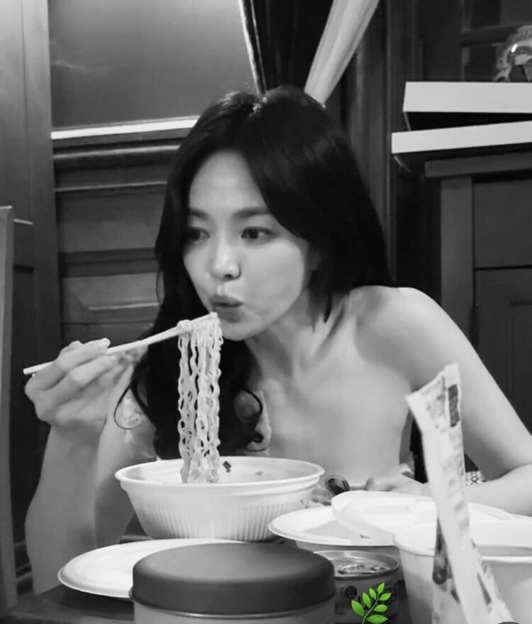 ¿¿Ramen instantáneo en vaso con vestido?? Ni Song Hye-kyo pudo resistirse… Si lo comes «así», engorda menos: ¿cómo?