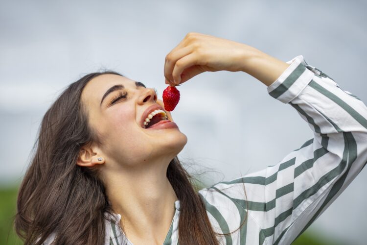 Comer fresas y arándanos de forma constante… cambió «lo más importante»: ¿cómo?