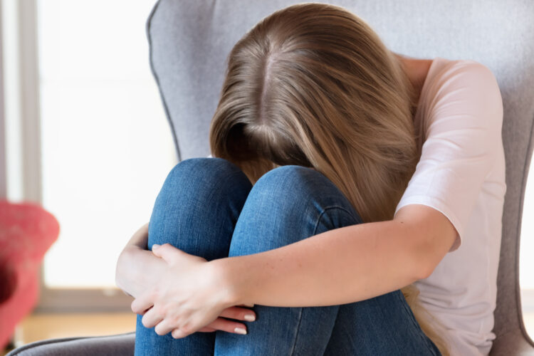 «Solo y sin poder comunicarse»… La depresión entre estudiantes internacionales: hay recursos donde pedir ayuda