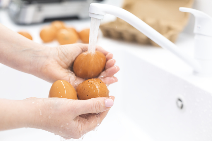 «Lavarlos es aún más peligroso»: 3 alimentos que no debes lavar con agua