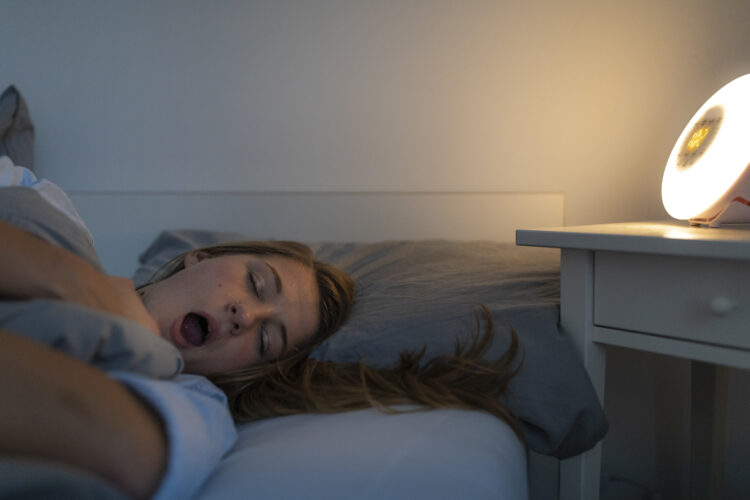 هل نمت والتلفاز يعمل فزادت دهون البطن؟ سبب غير متوقع قد يفسد الحمية