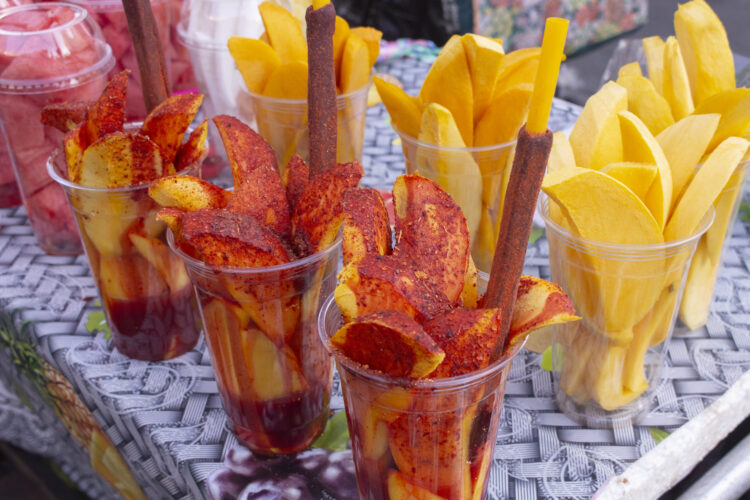 Mango dulce con chile en polvo: por qué cada vez más gente come la fruta picante