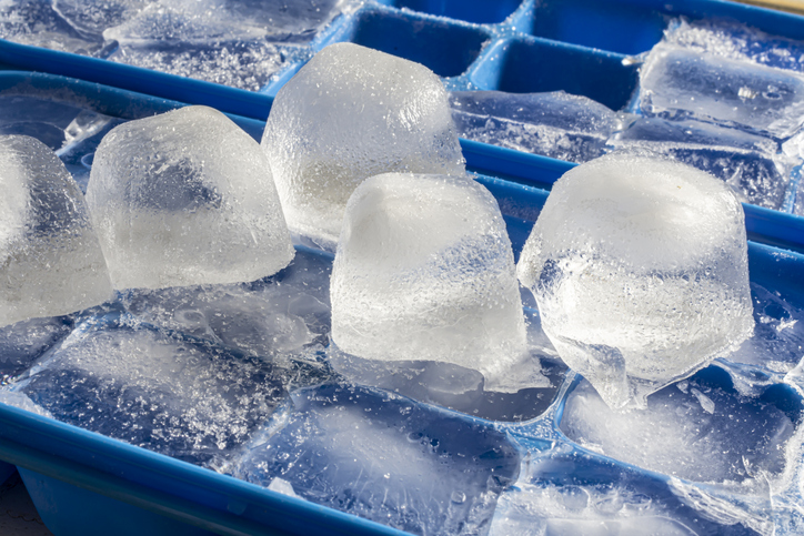 Congelar el hielo «así» puede convertirlo en una bomba de gérmenes: guía para mantener limpia la cubitera en verano