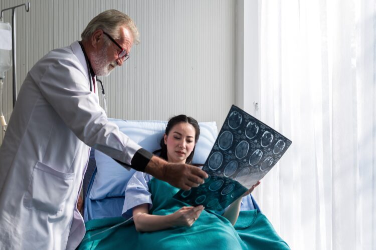 Un tumor cerebral que vuelve a crecer pese a la cirugía y la quimioterapia: hallan al «cómplice» que mantiene vivas las células cancerosas