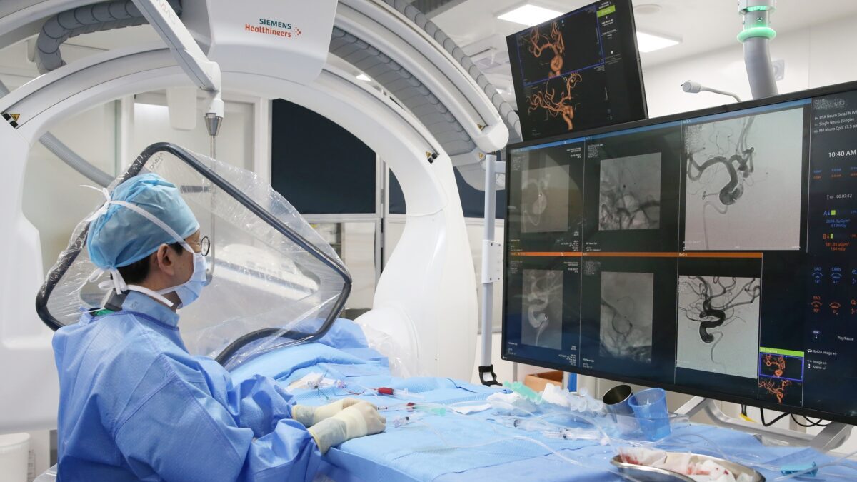 Un nuevo dispositivo para aneurismas cerebrales difíciles: el Hospital Asan de Seúl lo aplica por primera vez en Corea