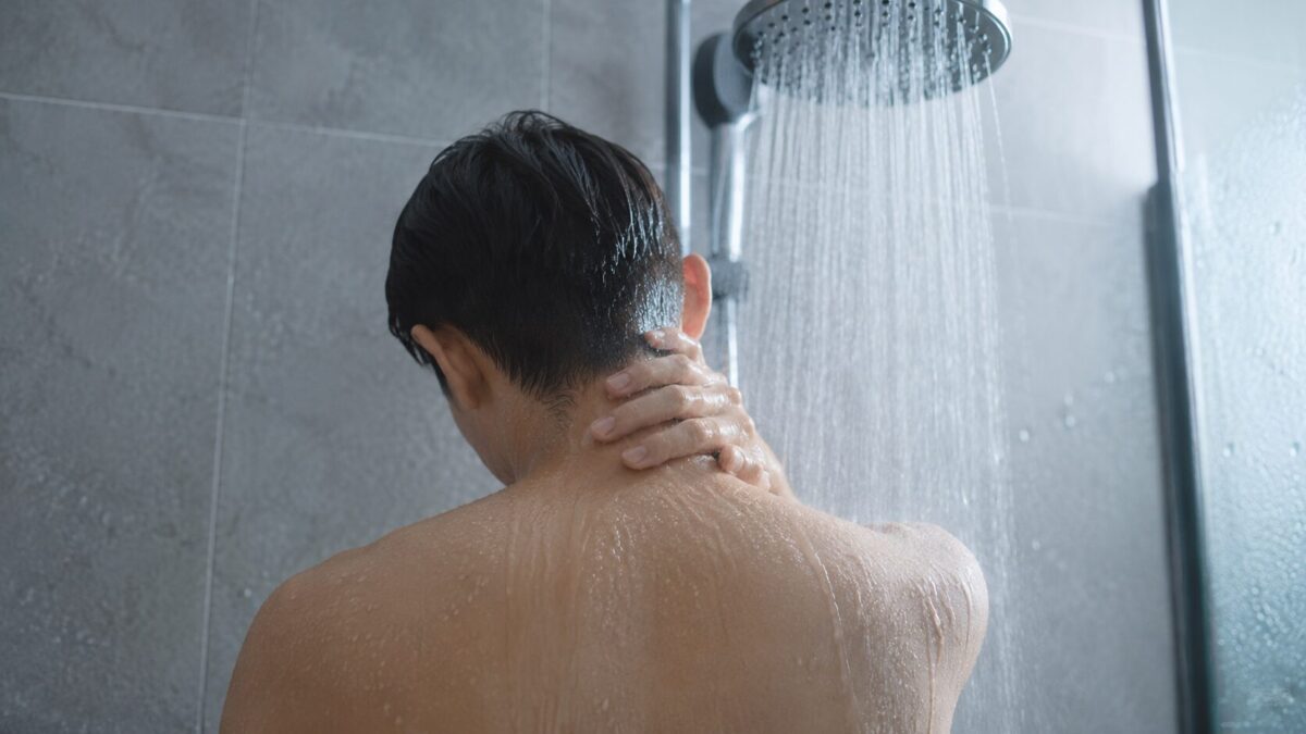 ¿Ducharse con agua fría cuando aprieta el calor? El motivo inesperado por el que el cuerpo puede acabar más agotado en plena ola de calor