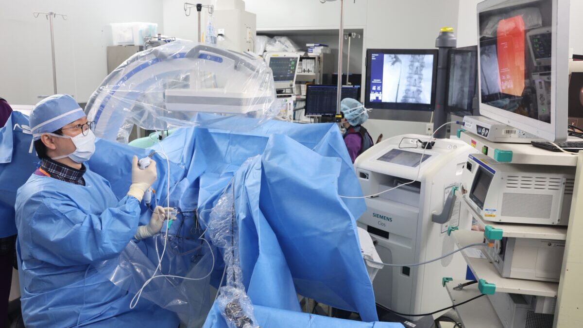 Un endoscopio con aspiración elimina de una vez cálculos de más de 2 cm: primera implantación en Incheon