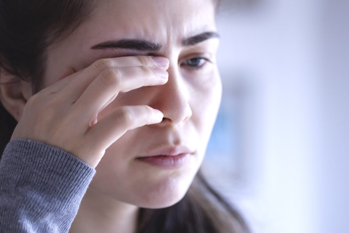 Puntos negros y destellos ante los ojos: si se oscurece parte del campo visual, alerta por «desprendimiento de retina»