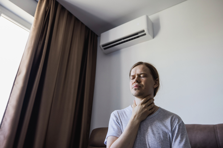 Climatisation à fond, puis gorge irritée : un signe d’amygdalite estivale ?