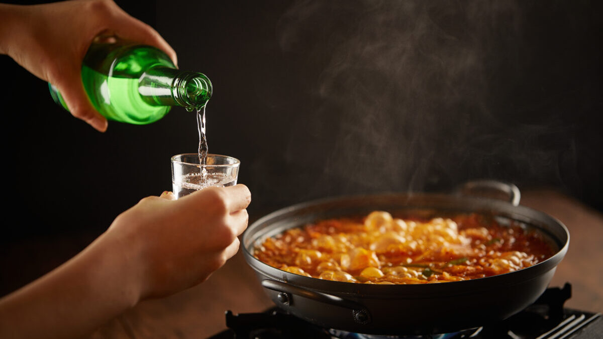 “胃灼热更厉害了”——喝酒时应尽量避开的5类食物