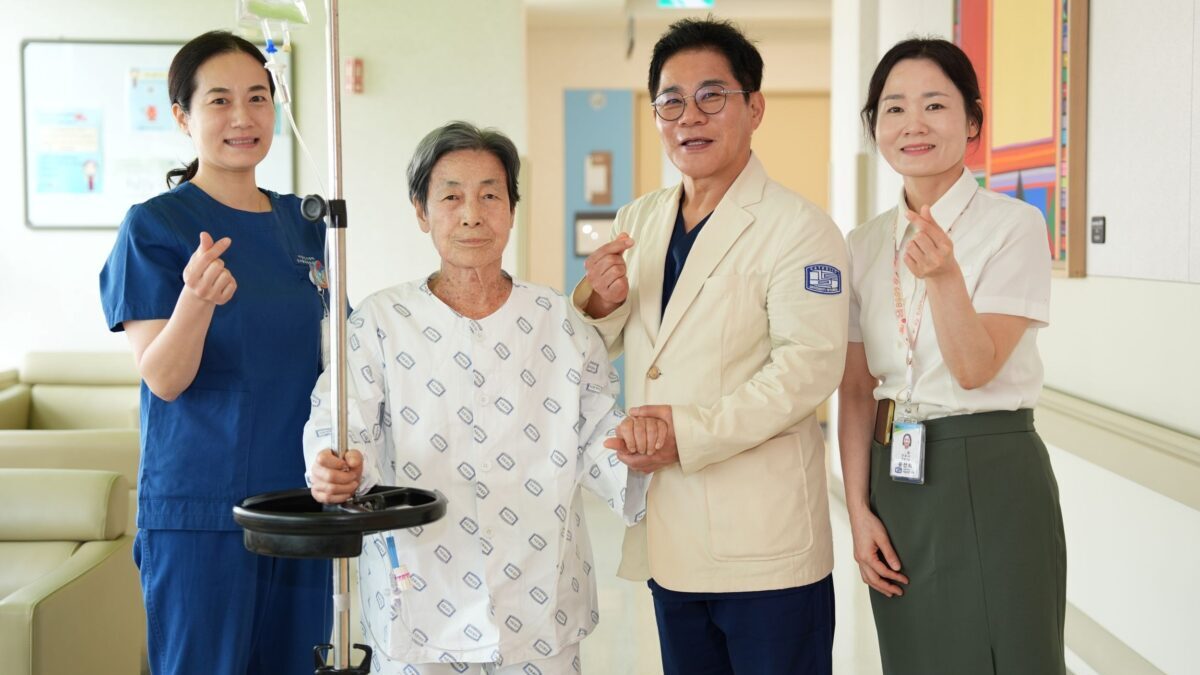 La válvula cardiaca implantada hace seis años vuelve a estrecharse: una paciente de 89 años recibe un segundo TAVI sin abrir el tórax