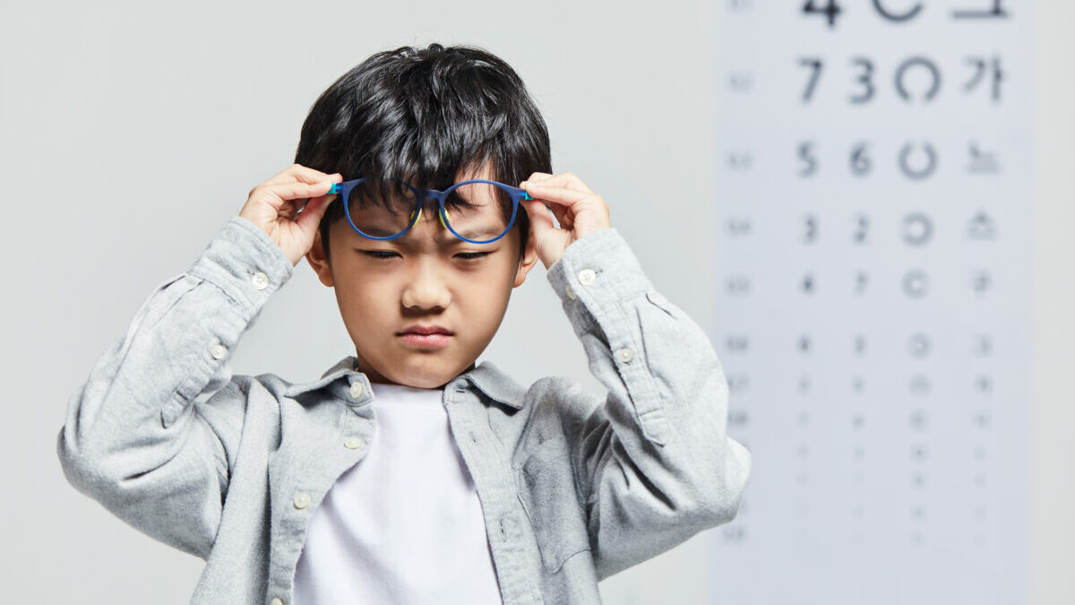 No empiece por unas lentes para frenar la miopía: si a un niño le baja la vista, primero hay que buscar la «causa real»