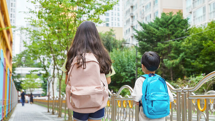 새 학기 앞두고 꼭 확인해야 우리 아이 책가방 무게...“몸 앞으로 숙이면 무게 줄여야”