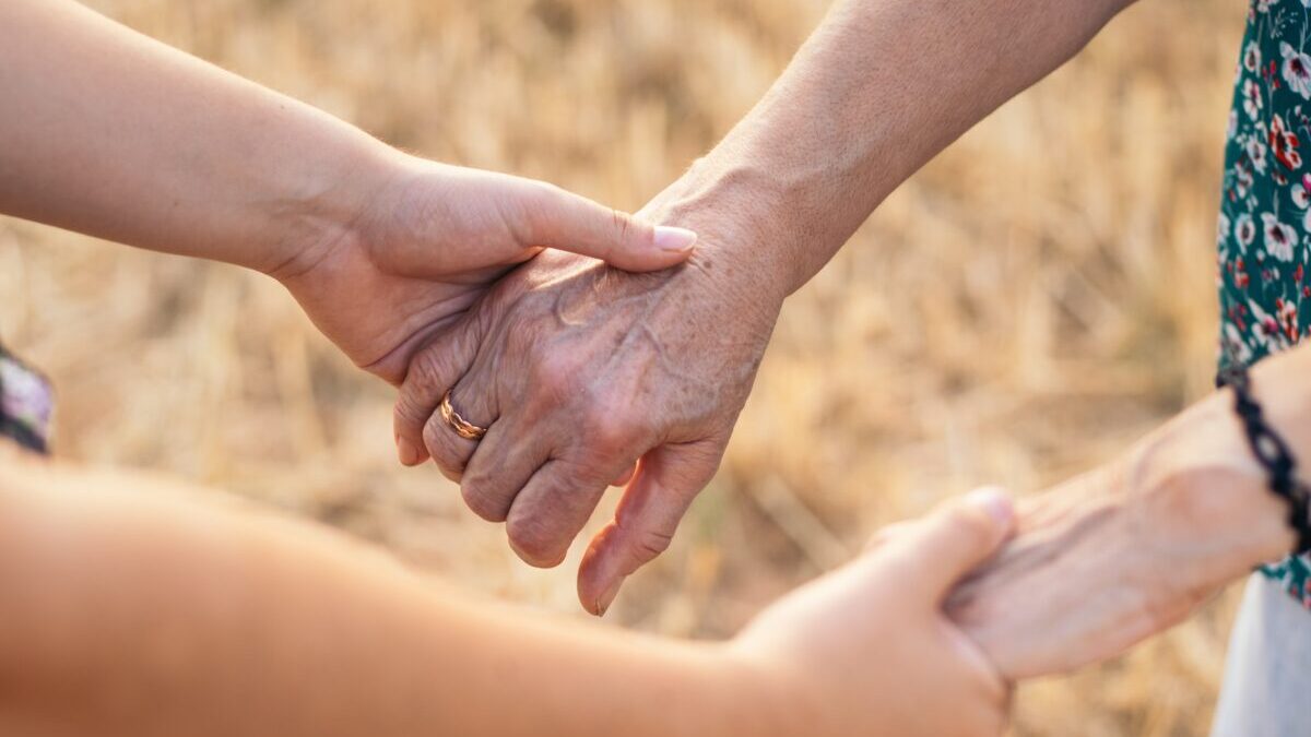 Si se le da peor usar los palillos y camina de forma extraña… no es sarcopenia: sospeche una mielopatía cervical